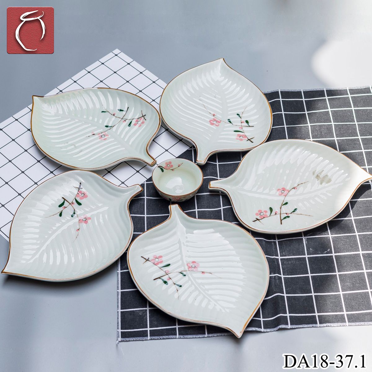 Bộ đĩa lá trầu men kem hoa đào hồng