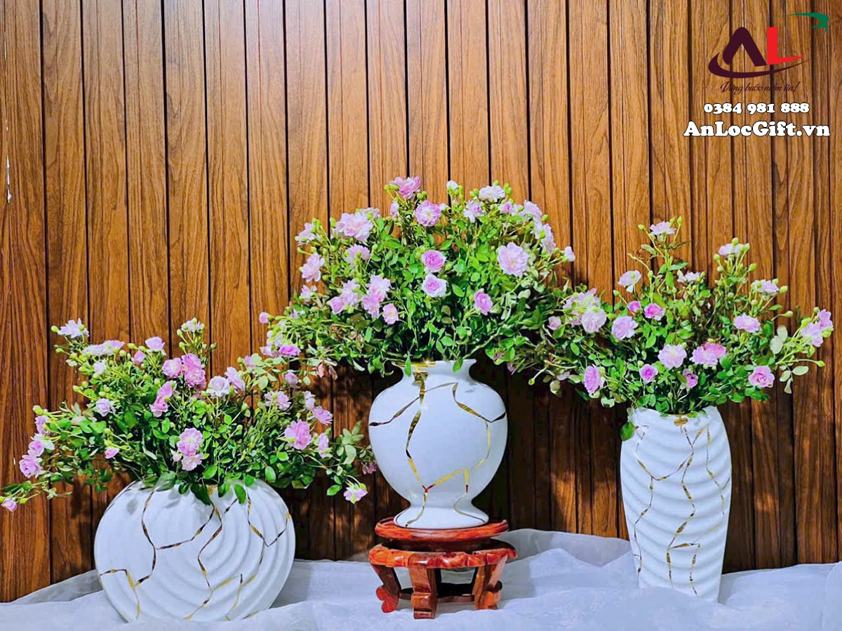 Bình hoa vẽ tay vân nổi vàng - Ảnh 3